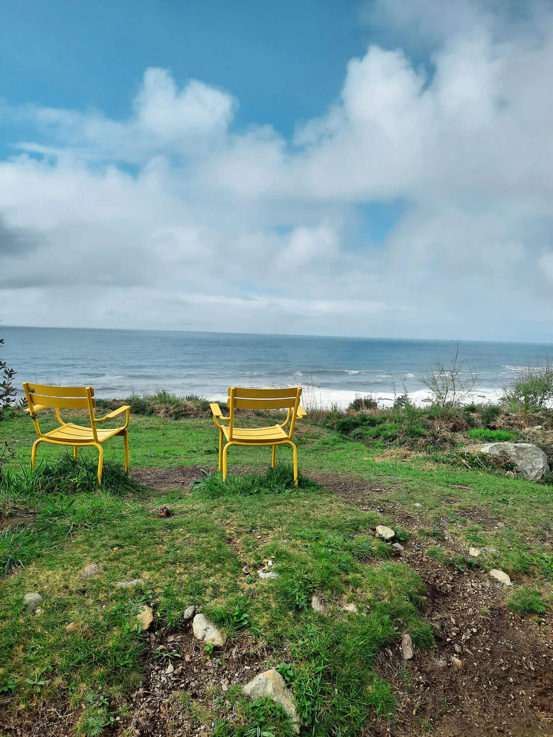 Zwei leere Stühle mit Blick aufs Meer